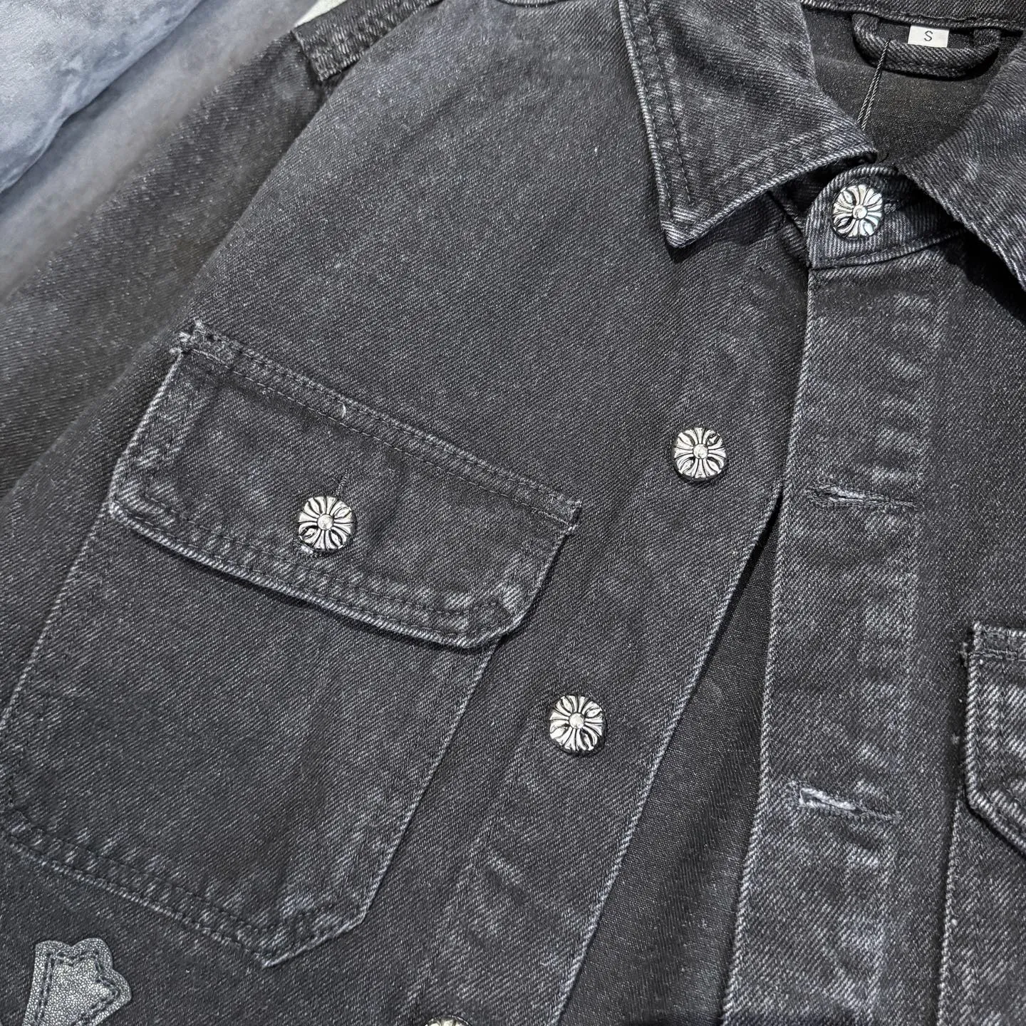 P260 CH Chromehearts 23ss denim cross patchwork leather black and white denim jacket. A super versatile denim jacket that is breathable, comfortable and elegant! The entire garment is made of super heavy-duty workmanship and is made of denim denim fabric imported from Japan. After the finished product is washed, the loss rate is extremely high! The whole body is made with old craftsmanship and the upper body is stylish! The body has multiple crosses and leather logos sewn on it! Because of the old craftsmanship, everything from gold five to three marks has been re-made with new molds, 100% restored to the original craftsmanship! All the leather characters are laser-aligned. The leather difference is definitely not the same as that of the super-fiber leather on the market. This year’s new sheep leather is used. The finished embroidery guarantees the quality of the entire product❗ It took nearly two months of back-and-forth production to get a satisfactory effect. The various cutting designs really took a lot of effort to achieve a satisfactory experience! The same style for men and women, great for couples!   Color: black with white label Size: S M L